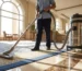 Aspirator profesional industrial folosit pe covor și pardoseală de marmură într-un lobby de hotel
